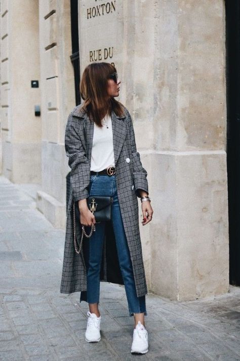 Checkered Trench Coat Outfit, Reebok Outfit, Japan Fits, Taylor Swift Street Style, Jeans Trend, Boho Mode, Mode Tips, Blogger Street Style, Coat Trends