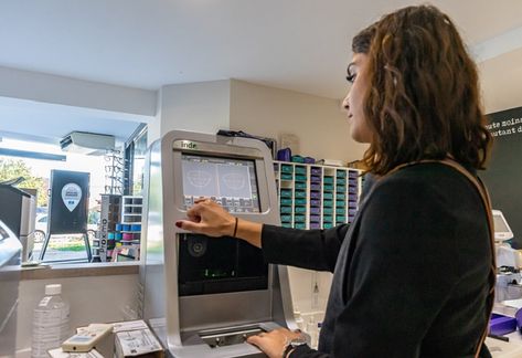 Le saviez vous ?  Tous les montages sont réalisés en magasin en plusieurs étapes minutieuses et précises. Les verres sont vérifiés et taillés par vos techniciens.  Vos lunettes sont donc confectionnées de A à Z dans notre atelier ! Maquillage Halloween Simple, Maquillage Halloween, Standing Desk, Desk, Halloween, Home Decor, Home Décor