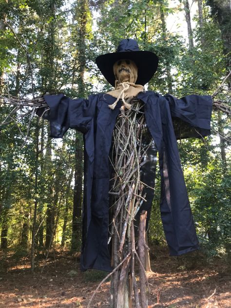 Diy Scary Scarecrow, Spooky Punch, Easy Outdoor Halloween Decorations, Scary Scarecrow, Halloween Decorations To Make, Scary Halloween Decorations Outdoor, Halloween Diy Outdoor, Outdoor Halloween Decorations, Halloween Outside