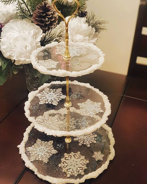 Epoxy Resin 3 Tier Tray, Christmas Resin Gifts, Christmas Resin Tray Ideas, Winter Resin Ideas, Xmas Resin Ideas, Holiday Resin Crafts, Christmas Resin Tray, Christmas Resin Art, Christmas Epoxy Ideas