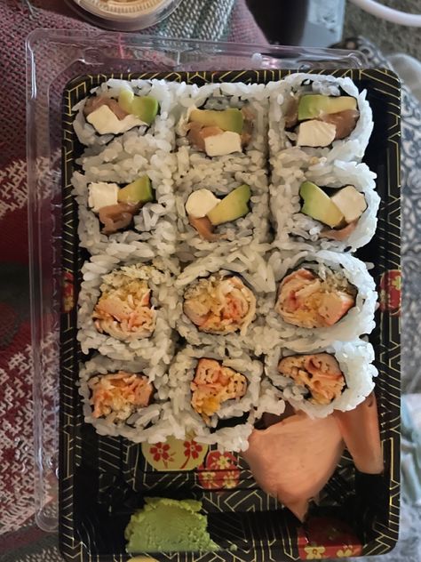 Crunch Roll Sushi Recipe, Crunch Roll Sushi, Spicy Crab Roll, Philadelphia Roll, California Roll Sushi, Sushi Aesthetic, Crab Rolls, Sushi Recipe, Spicy Crab