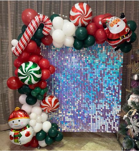 Christmas Balloon Arch, Christmas Party Friends, Christmas Party Backdrop, Christmas Balloon Decorations, Deco Ballon, Grinch Christmas Party, Work Christmas Party, Christmas Party Themes, Family Christmas Party