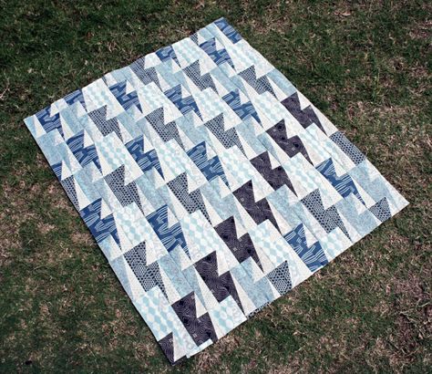 Tutorial for lightning bolt quilt. Rainbow colored bolts for Rainbow Dash quilt? Lightning Bolts, Triangle Quilt, Quilt Guild, Quilt Block Pattern, Boy Quilts, Half Square Triangles, Scrappy Quilts, Fabric Bolts, Blue Quilts