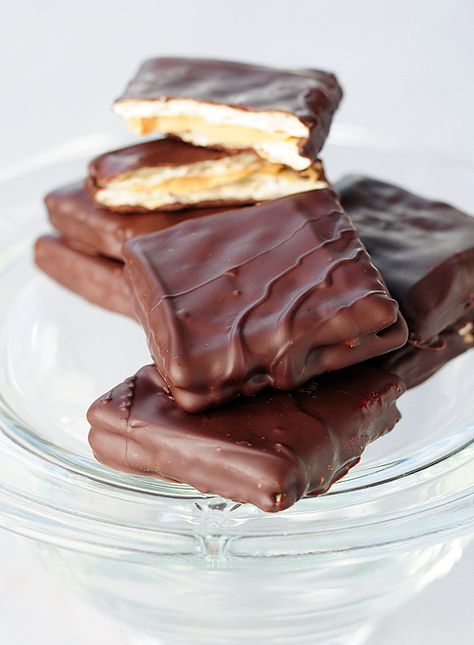 Peanut Butter Crackers, Butter Crackers, Chocolate Covered Peanuts, Desserts Vegan, Peanut Butter Recipes, Homemade Candies, Köstliche Desserts, Butter Recipe, Yummy Sweets