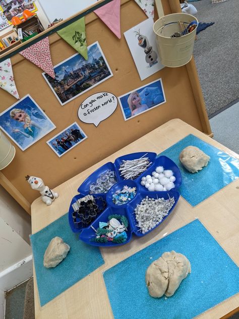 Christmas Reggio Emilia, Reggio Emilia Toddler, Playdough Area, Frozen Play, Reggio Emilia Classroom, Reggio Inspired Classrooms, Reggio Emilia Inspired, Winter Activities Preschool, Playdough Activities