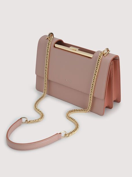 #clutch #handbagsforsale #shopping #totebag #purses #shoes #fashionista #clutches #handbagaddict #handbagshop Designer Handbag Storage, Cool Bags, Nude Bags, Classy Purses, Spring Purses, Trendy Purses, Purse Essentials, Cheap Purses, Stylish Purse