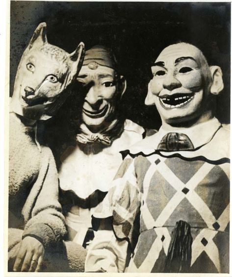 Scary Vintage Photos, Vintage Creepy Aesthetic, Mardi Gras Photos, Creepy Clowns, Vintage Halloween Photos, Weird Vintage, Creepy Vintage, Creepy Photos, Vintage Halloween Costume