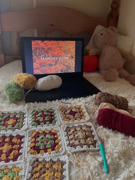 Crochet Autumn Aesthetic, Cozy Crochet Aesthetic, Crochet Apartment Decor, Downtown Girl Crochet, Gilmore Girls Crochet, Crochet Blanket Aesthetic, Crochet Projects Aesthetic, Crocheted Blanket Patterns, Aesthetic Crochet Blanket