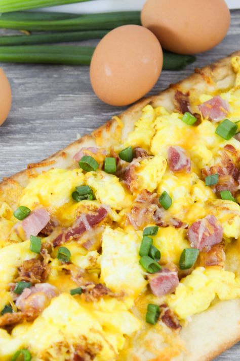 Breakfast, Lunch, or Dinner? Scrambled Egg Flatbread Pizza is the Ideal Meal! Egg Flatbread, Flatbread Breakfast Pizza, Breakfast Flatbread Pizza, Breakfast Flatbread, Crispy Flatbread, Egg Pizza, Scrambled Egg, Pizza Ingredients, Flatbread Recipes