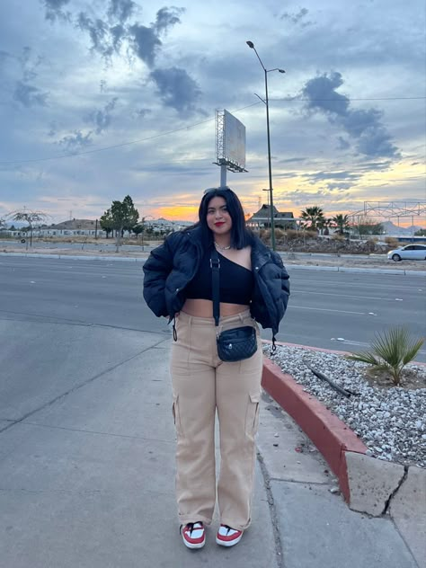 College Outfits For Chubby Women, Mid Size Streetwear, Streetwear Fashion Women Plus Size, Plus Size Baddie Outfits Casual, Plus Size Travel Outfits Airport Style, Street Wear Plus Size, Fashion Outfits Midsize, Plus Size Travel Outfits, Plus Size Baddie Outfits Summer