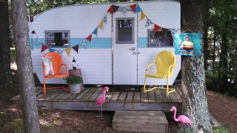 Elizabeth had a problem. Her family was growing and they were running out of room to all sleep out at the lake. She thought about adding onto their guest house, but the price was prohibitive.Then it hit her! She could buy a vintage camper and turn it into a lake bunkhouse. So, for just $800,... Camper Storage, Rv Makeover, Camper Makeover, Vintage Camping, Vintage Trailer, Bunk House, Vintage Trailers, Remodeled Campers, Diy Vintage