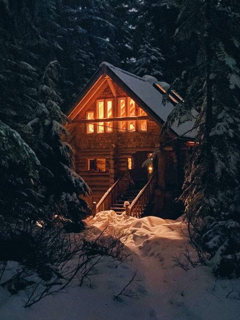 Cozy Cabin Bedrooms Rustic, Novel Astethic, Cozy Night Aesthetic, Cabin At Night, Snowy Cabin In The Woods, Cabin Night, Cozy Cabin Aesthetic, Cozy Winter Night, Xmas Aesthetic