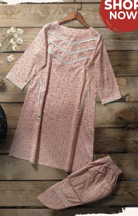 Kurti Lace Design, Plain Suit Design, Printed Suit Design, Lace Kurti, Lace Designs On Suits, Plain Suit, Kurti Fashion, Simple Dress Casual, Stylish Plus Size Clothing