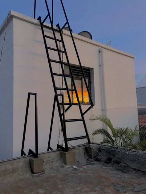 A cozy roof sunset mood. VSCO photography and editing Spiral Staircase Outdoor, Staircase Outdoor, External Staircase, Home Gate Design, Cahuita, Gate Designs Modern, Roof Ladder, Entrance Gates Design, Metal Stairs