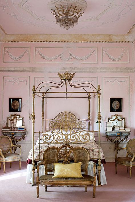 French Style Apartment, Pink Bedroom Design, Antique Bedroom Furniture, Antique Bedroom, French Country Bedrooms, Decor Studio, Pink Bedrooms, Country Bedroom, Dreamy Bedrooms