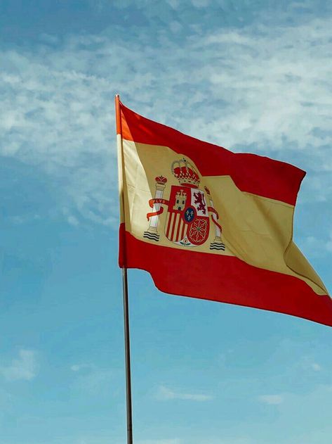 Spain Aesthetics, College Abroad, Madrid Aesthetic, Spanish Flags, Spain Flag, Spain Aesthetic, Summer Paradise, Instagram Logo, Madrid Spain