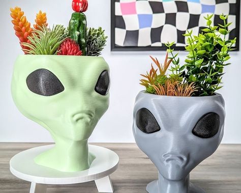 This what defines me, plant, coffee and paranormal lover 🪴 ☕️ 👻 👽 Alien Home Decor, Useful Things To Make Out Of Clay, Scifi Home, Cool Planters, Unique House Decor, Alien Decor, Extraterrestrial Beings, Fun Planters, Extraterrestrial Life