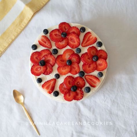 Sweets To Bake, Cake Decorating Fruit, June Cake, Mini Cake Designs, Cute Mini Cakes, Sweet One Cake, Summer Party Cake, Strawberry Cake Decorations, Tårta Design