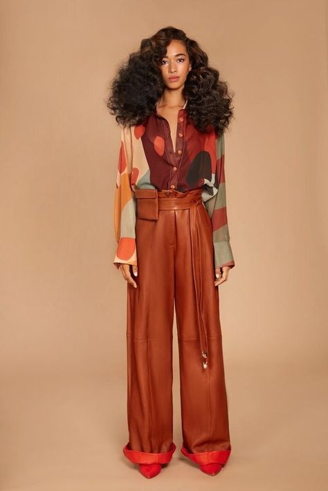 70s Inspired Fashion, 70s Outfits, Looks Street Style, Looks Black, Belt Pouch, Brown Pants, 70s Inspired, Estilo Boho, Mode Vintage