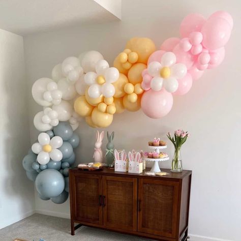 How to Hang a Balloon Garland or Arch - traditionallycozy.com Hanging Balloon Arch On Wall, Small Balloon Garland Ideas, How To Hang A Balloon Arch, How To Hang Balloon Arch On Wall, Balloon Arch On Wall, How To Hang Balloon Garland On Wall, Hanging Balloon Garland, Simple Balloon Garland, Balloon Backdrop Ideas