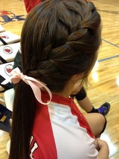 I love how she seems to have a sport uniform on, which is what makes it awesome that her hair looks that great during a game Basketball Hair, Sporty Hair, Cute Volleyball Hairstyles, Softball Hair, Volleyball Life, Side Braid Ponytail, Volleyball Hair, Sports Hair, Softball Hairstyles