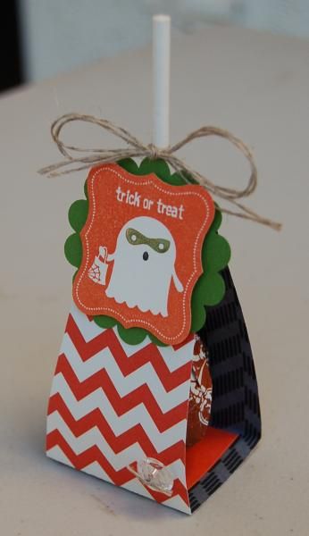 Ghost Lollipop Holder by Amber@Just4U - Cards and Paper Crafts at Splitcoaststampers Easy Halloween Diy Crafts, Ghost Lollipops, Sucker Holder, Halloween Diy Paper, Halloween Treat Holders, 3d Chocolate, Halloween Lollipop, Puppy Backpack, Lollipop Holder