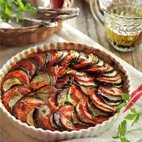 ¡Mira qué colorista y rica esta ratatouille de hortalizas frescas! Ratatouille Recept, Confit Byaldi, Zucchini Tarte, Vegetable Quiche, Ratatouille Recipe, Veggie Lasagna, Classic French Dishes, Herb Salad, Falafels