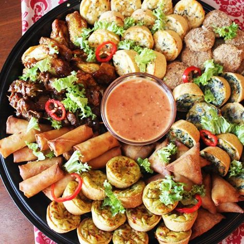 Hot Grazing Platter, Snack Platters Finger Foods, Savory Platter, Savoury Food Platters, Hot Party Food Platters, Nibble Platter Ideas, Savoury Pastry Platter Ideas, Savory Snack Board, Hot Food Platters