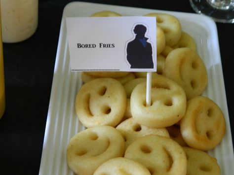 Sherlock themed party food. Bored fries to go with The Adventure of the Burger Bar. I also had Vatican Cameo Punch, magnifying glass donuts and fingerprint (thumbprint) cookies. Sherlock Themed Party, Whodunnit Party, Sherlock Birthday, Sherlock Party, Spy Birthday Parties, Detective Party, Benedict And Martin, Sherlock Holmes Bbc, Sherlock Fandom