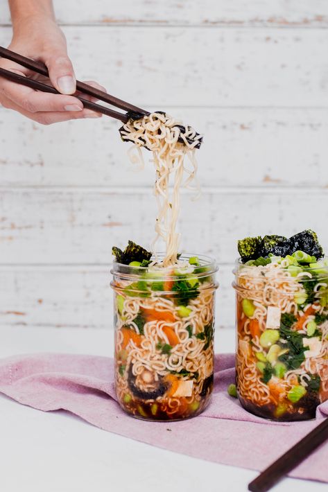 Mason jar full of broth, ramen noodles and vegetables with a hand holding chopsticks and pulling noodles from the jar. Mason Jar Ramen, Jar Ramen, Easy Vegan Lunch Ideas, Ramen Easy, Mason Jar Meal Prep, Vegan Lunch Ideas, Mason Jar Lunch, Easy Lunches For Work, Easy Ramen