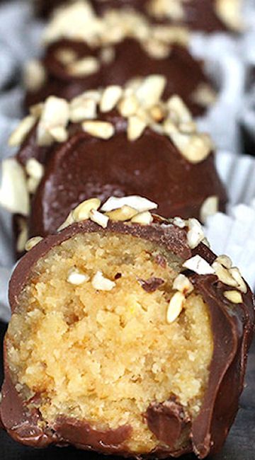 Leftover Cake Truffles Cake Crumbs Leftover, What To Do With Leftover Cake, Leftover Cake Recipes, Leftover Cake Ideas, Scrap Recipes, Honey Bran Muffins, Cake Truffles Recipe, Cake Batter Truffles, Desserts With Chocolate Chips