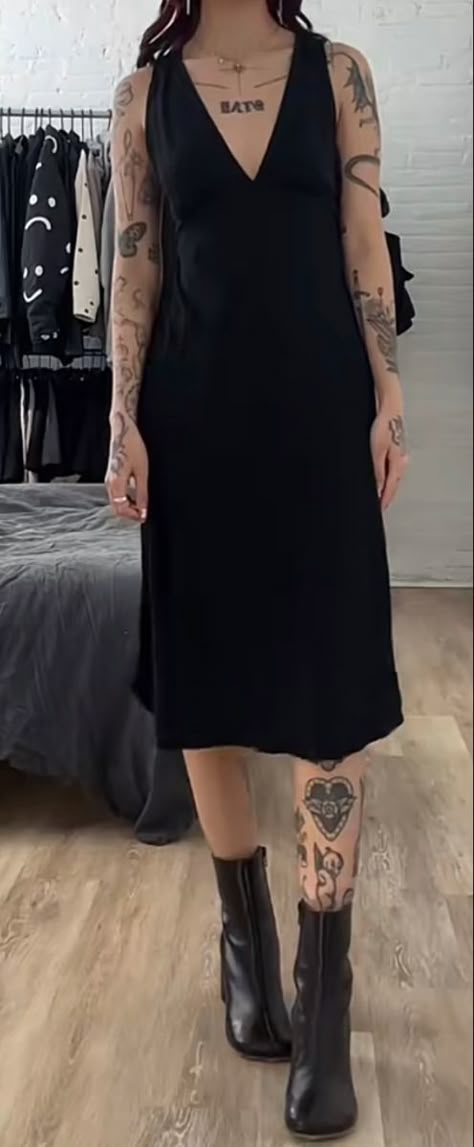 Minimal Goth Outfit, Minimalist Goth Fashion, Edgy Feminine Outfits, Summer Goth Outfits, Minimalist Goth, September Fashion, All Black Outfit, Goth Outfits, Alternative Outfits