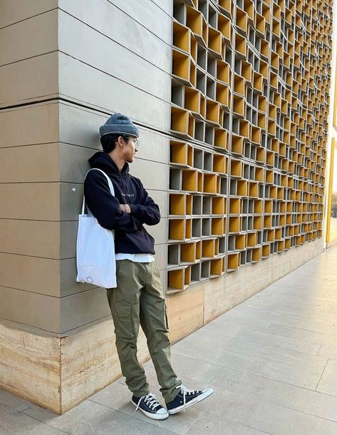 Men’s Tote Bag Outfit, Men With Tote Bags, Men Tote Bag Outfit, Tote Bag Outfit Aesthetic, Men Tote Bag, Streetwear Poses, Tote Bag Men, Guy Outfit, Cloth Tote Bags