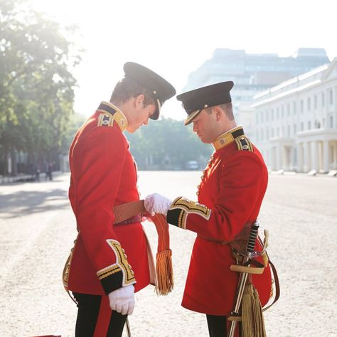 The moments before. Photographed on the morning of Trooping the Colour, officers of the Coldstream Guards check each other over... British Guard, Coldstream Guards, Trooping The Colour, British Armed Forces, Larp Costume, Royal Guard, Silly Cats Pictures, British Soldier, History Pictures