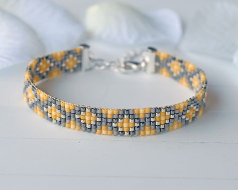 Loom Weaving Patterns, Bead Weaving Patterns Free, Miyuki Bracelet Pattern, Beaded Sunglasses, Bead Loom Bracelet, Seed Bead Bracelet Patterns, Making Bracelets With Beads, Square Stitch, Beautiful Beaded Bracelet