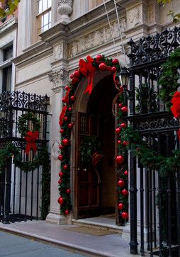 Christmas Townhouse, Classy Christmas Decor, Christmas Entry, Christmas Entryway, Front Door Christmas Decorations, Christmas Front Doors, Holiday House, Outdoor Christmas Lights, Christmas Mood