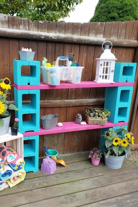 Easy Cinder Block Shelf - this simple DIY outdoor storage project is perfect near the pool or the grill and especially great for when you're entertaining. Create this DIY project for about $20 in just one  afternoon. #ad #Wagner #Flexio3000 Block Shelves, Cinder Block Shelves, Diy Cedar Planter Box, Outdoor Shelves, Diy Outdoor Storage, Cinder Block Garden, Cedar Planter Box, Cinder Blocks, Cedar Planters