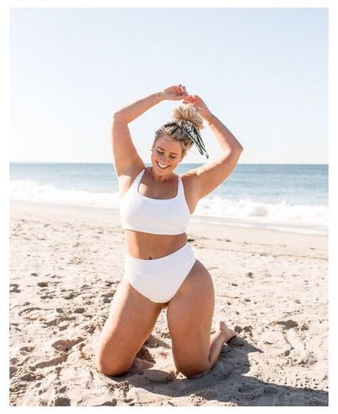 Plus Size Beach Photoshoot, Plus Size Photo Poses, Photo Sea, Plus Size Posing, Swimsuits Photoshoot, Summer Poses, Summer Picture Poses, Pose Fotografi, Photographie Portrait Inspiration