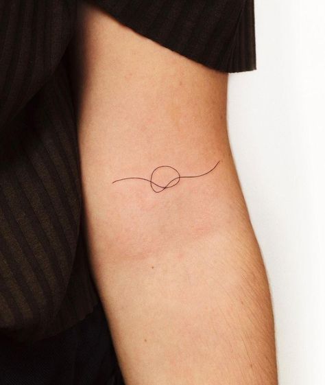 Tiny Friendship Tattoos Simple, Bonded Tattoo Ideas, Shared Tattoo Ideas, Invisible String Theory Tattoo, Invisible Strings Tattoo, String Theory Tattoo, Thread Tattoo Ideas, Red String Theory Tattoo, Invisible String Tattoo Taylor Swift