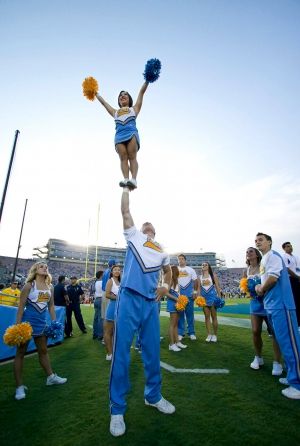 Cheerleading stunts <3 Easy Cheerleading Stunts, Cheer Fails, Male Cheerleaders, Cheerleading Stunts, Cheer Flyer, Cheerleading Quotes, School Cheerleading, College Cheerleading, Cheerleading Stunt