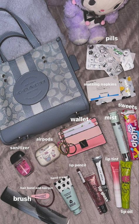 Hand Bag Essentials List, Hand Bag Essentials, Bag Essentials List, What's In My Backpack, Everyday Bag Essentials, Pretty School Supplies, What's In My Purse, Tods Bag, Beachy Room