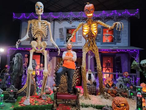 JOB DIARY: I Created Home Depot's 12-Foot Skeleton Home Depot Halloween Decorations, 12 Foot Skeleton, Home Depot Halloween, Haunted Corn Maze, Skeleton Ideas, Giant Skeleton, Halloween Cans, Halloween Pictures, Outdoor Halloween