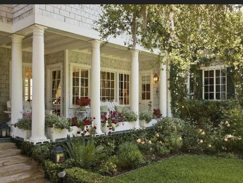 Front Yard Decor, Farmhouse Landscaping, Southern Homes, Farmhouse Front, Front Porches, Porch Design, Decks And Porches, Porch Patio, Rilakkuma