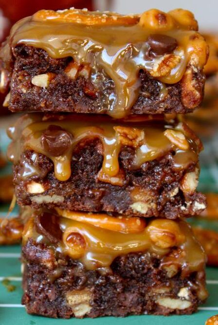 Loaded Brownie Recipes, Touchdown Brownies, Caramel Pecans, Turtle Brownies, Cookie Dough Cake, Brownie Desserts, Dessert Bar Recipe, Bar Recipes, Bar Cookies