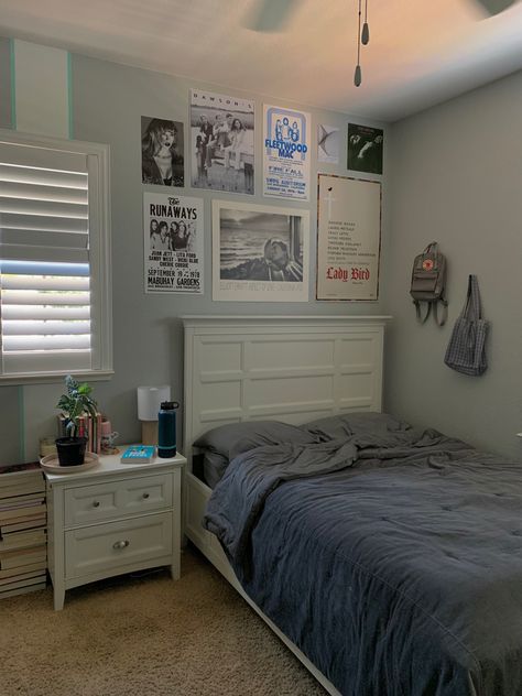 Small Bedroom White Walls, Room Inspo With Twin Bed, Room Ideas Wood Floor, Room Inspo Blue Walls, Blue Walls Bedroom Ideas, Bedroom Ideas Gray Walls, Small Room Inspiration Bedroom, Best Room Colors Bedrooms, Blue Room Ideas Bedroom