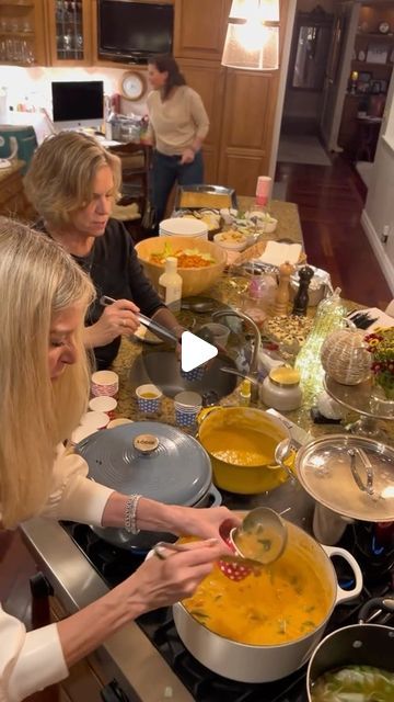 Taylor Chace on Instagram: "Everyone leaves the soup cook off a winner 🏆 #soup #soupcookoff #friendsgiving #thanksgiving #friendsgivingrecipes #friendsgiving2023 #friendsgivingdinner #dinnerparty #dinner #soupseason #soupszn #dinnerwithfriends" Soup Cook Off, Soup Party Ideas, Soup Party, Hosting Friendsgiving, Soiree Party, Friendsgiving Food, Everyone Leaves, Super Salads, Fall Friends