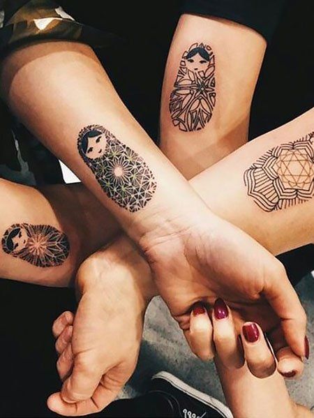 25 Meaningful Sister Tattoo Ideas for 2020 - The Trend Spotter Sister Symbol Tattoos, Matryoshka Tattoo, Russian Doll Tattoo, Nesting Doll Tattoo, Meaningful Tattoo Ideas, Sister Tattoo Ideas, Twin Tattoos, Russian Tattoo, Model Tattoo