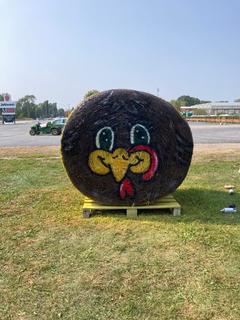 Thanksgiving Hay Bale Decorations, Tractor Yard Decor, Turkey Hay Bale, Painted Hay Bale Ideas, Hay Bale Decorating Ideas, Hay Bale Painting, Hay Bale Fall Decor, Hay Bale Fall, Painted Hay Bales