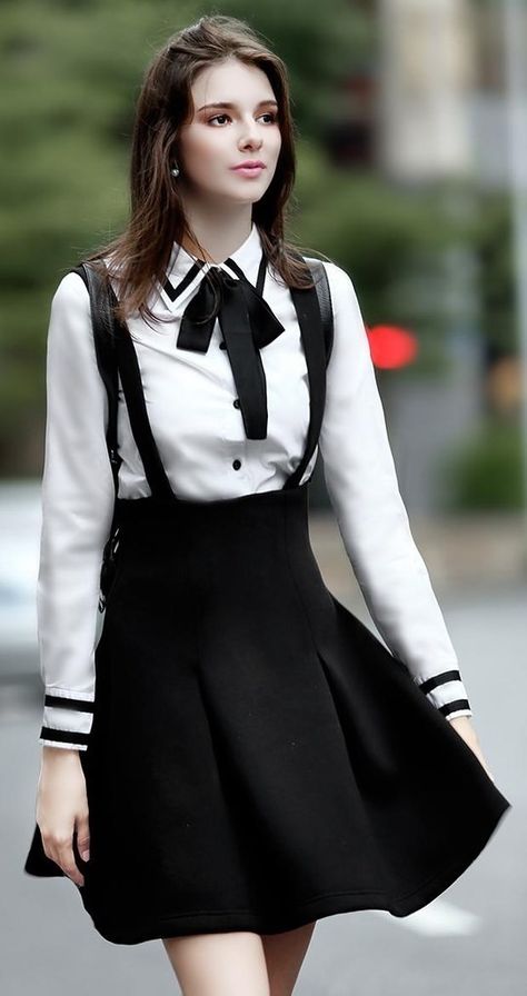 Suspender Skirt Outfit, Suspenders Skirt Outfits, How To Wear Suspenders, Maritime Style, Black Pleated Mini Skirt, Pink Pleated Skirt, Suit Outfit, Office Women, Outfit Ideas For Women