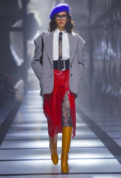 Gucci FW22 00s Runway, Gucci Runway, Genderless Fashion, Gucci Outfits, Quirky Fashion, Estilo Preppy, Gucci Fashion, Red Skirts, International Fashion